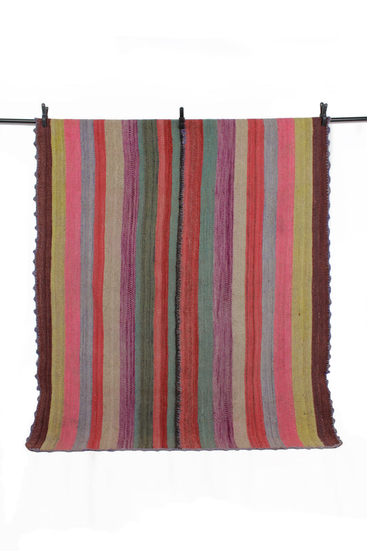 Handgefertigter Frazada-Teppich aus Peru – farbenfroh, traditionell und ideal für Balkon, Terrasse oder gemütliche Wohnräume. Dieser bunte Teppich bringt peruanisches Kunsthandwerk und Wärme in dein Zuhause und setzt lebendige Akzente im Boho- oder Ethno-Stil für drinnen und draußen.