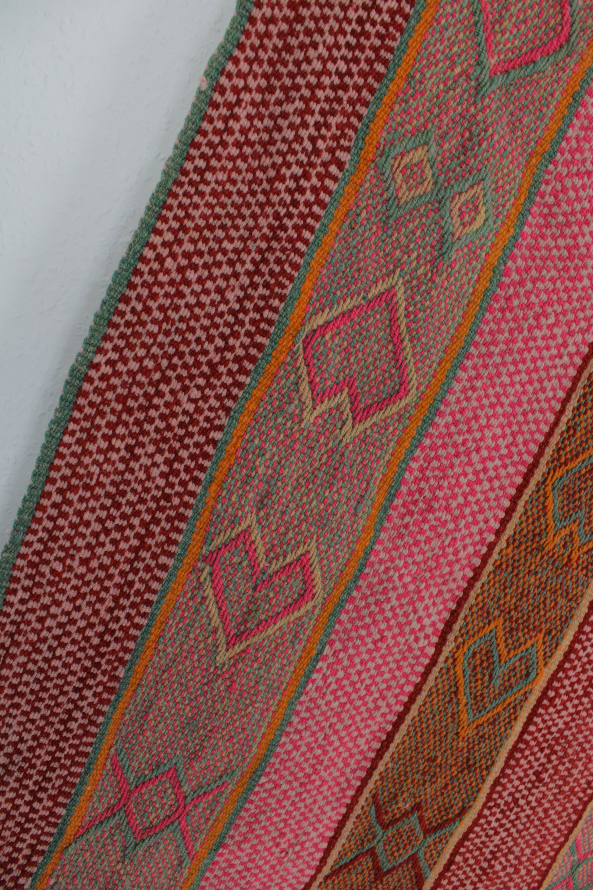 Handgefertigter Frazada-Teppich aus Peru – farbenfroh, traditionell und ideal für Balkon, Terrasse oder gemütliche Wohnräume. Dieser bunte Teppich bringt peruanisches Kunsthandwerk und Wärme in dein Zuhause und setzt lebendige Akzente im Boho- oder Ethno-Stil für drinnen und draußen.