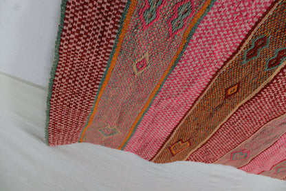 Handgefertigter Frazada-Teppich aus Peru – farbenfroh, traditionell und ideal für Balkon, Terrasse oder gemütliche Wohnräume. Dieser bunte Teppich bringt peruanisches Kunsthandwerk und Wärme in dein Zuhause und setzt lebendige Akzente im Boho- oder Ethno-Stil für drinnen und draußen.