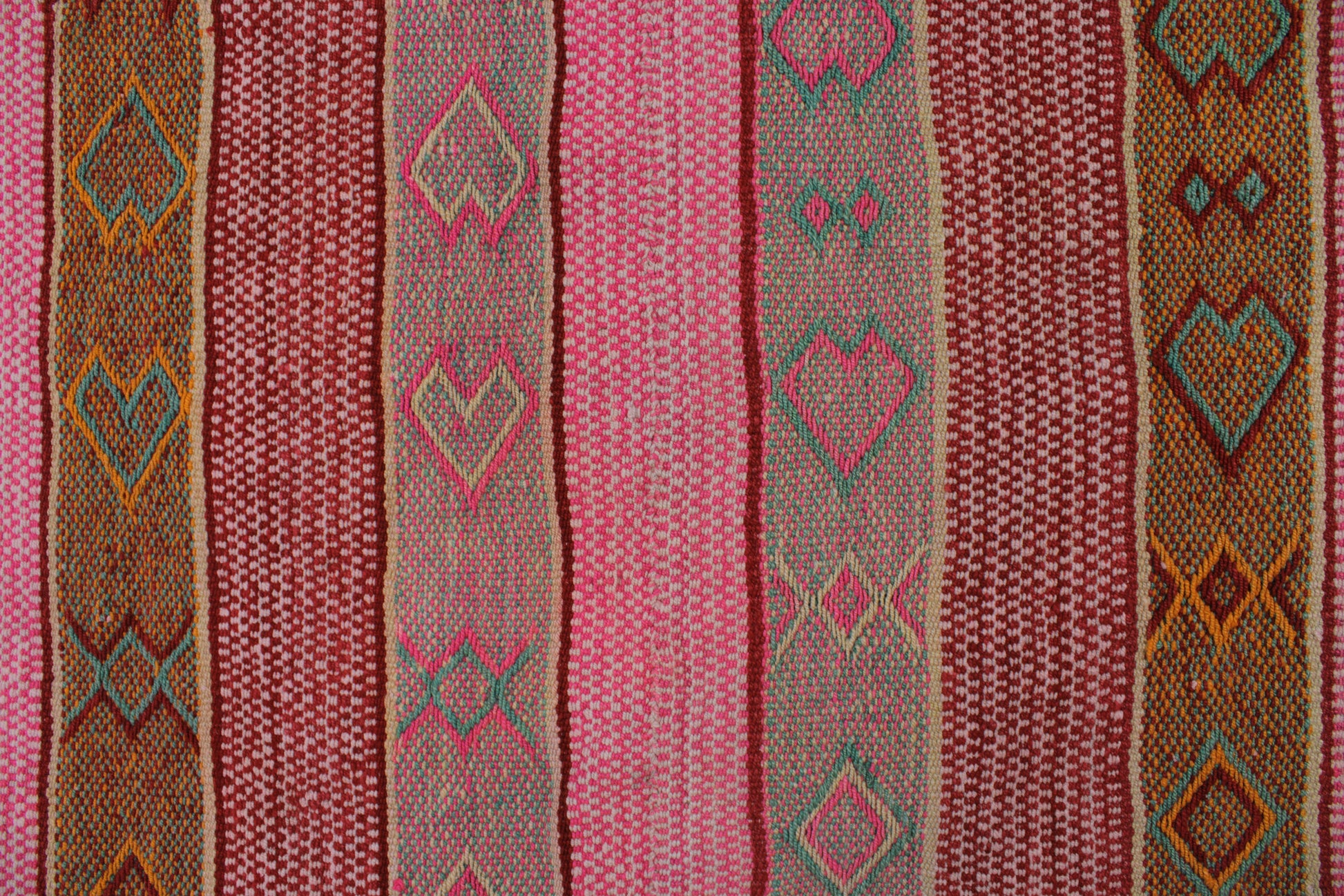 Handgefertigter Frazada-Teppich aus Peru – farbenfroh, traditionell und ideal für Balkon, Terrasse oder gemütliche Wohnräume. Dieser bunte Teppich bringt peruanisches Kunsthandwerk und Wärme in dein Zuhause und setzt lebendige Akzente im Boho- oder Ethno-Stil für drinnen und draußen.