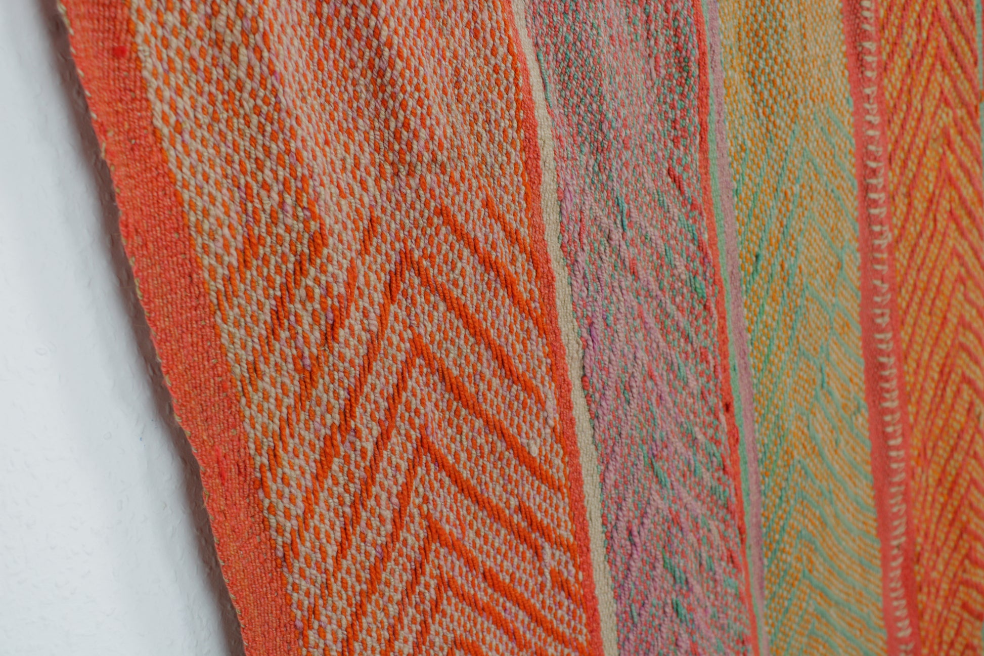 Handgefertigter Frazada-Teppich aus Peru – farbenfroh, traditionell und ideal für Balkon, Terrasse oder gemütliche Wohnräume. Dieser bunte Teppich bringt peruanisches Kunsthandwerk und Wärme in dein Zuhause und setzt lebendige Akzente im Boho- oder Ethno-Stil für drinnen und draußen.