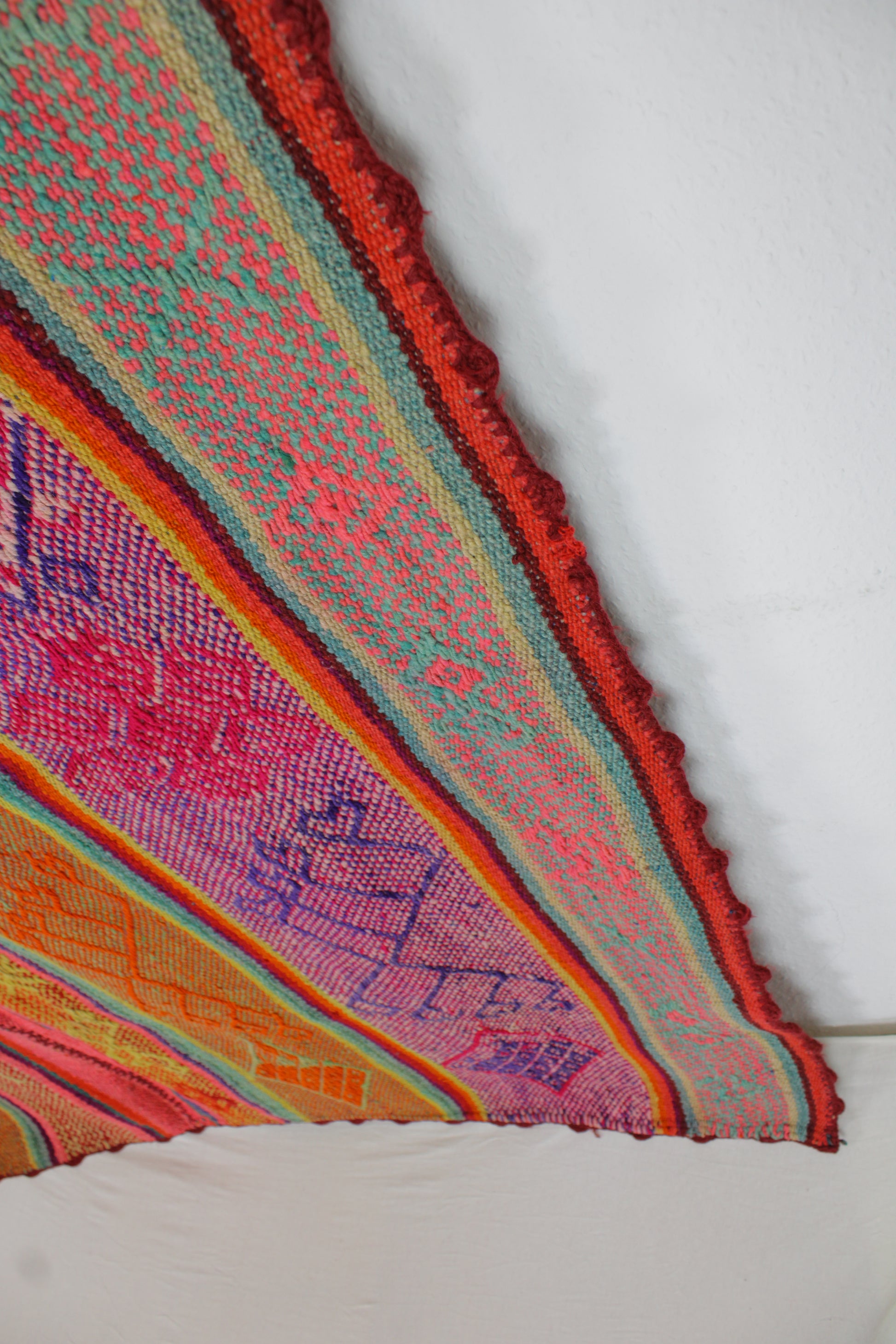 Handgefertigter Frazada-Teppich aus Peru – farbenfroh, traditionell und ideal für Balkon, Terrasse oder gemütliche Wohnräume. Dieser bunte Teppich bringt peruanisches Kunsthandwerk und Wärme in dein Zuhause und setzt lebendige Akzente im Boho- oder Ethno-Stil für drinnen und draußen.