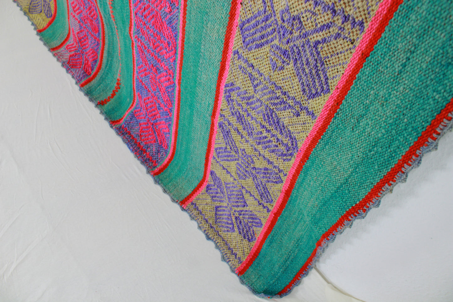 Handgefertigter Frazada-Teppich aus Peru – farbenfroh, traditionell und ideal für Balkon, Terrasse oder gemütliche Wohnräume. Dieser bunte Teppich bringt peruanisches Kunsthandwerk und Wärme in dein Zuhause und setzt lebendige Akzente im Boho- oder Ethno-Stil für drinnen und draußen.