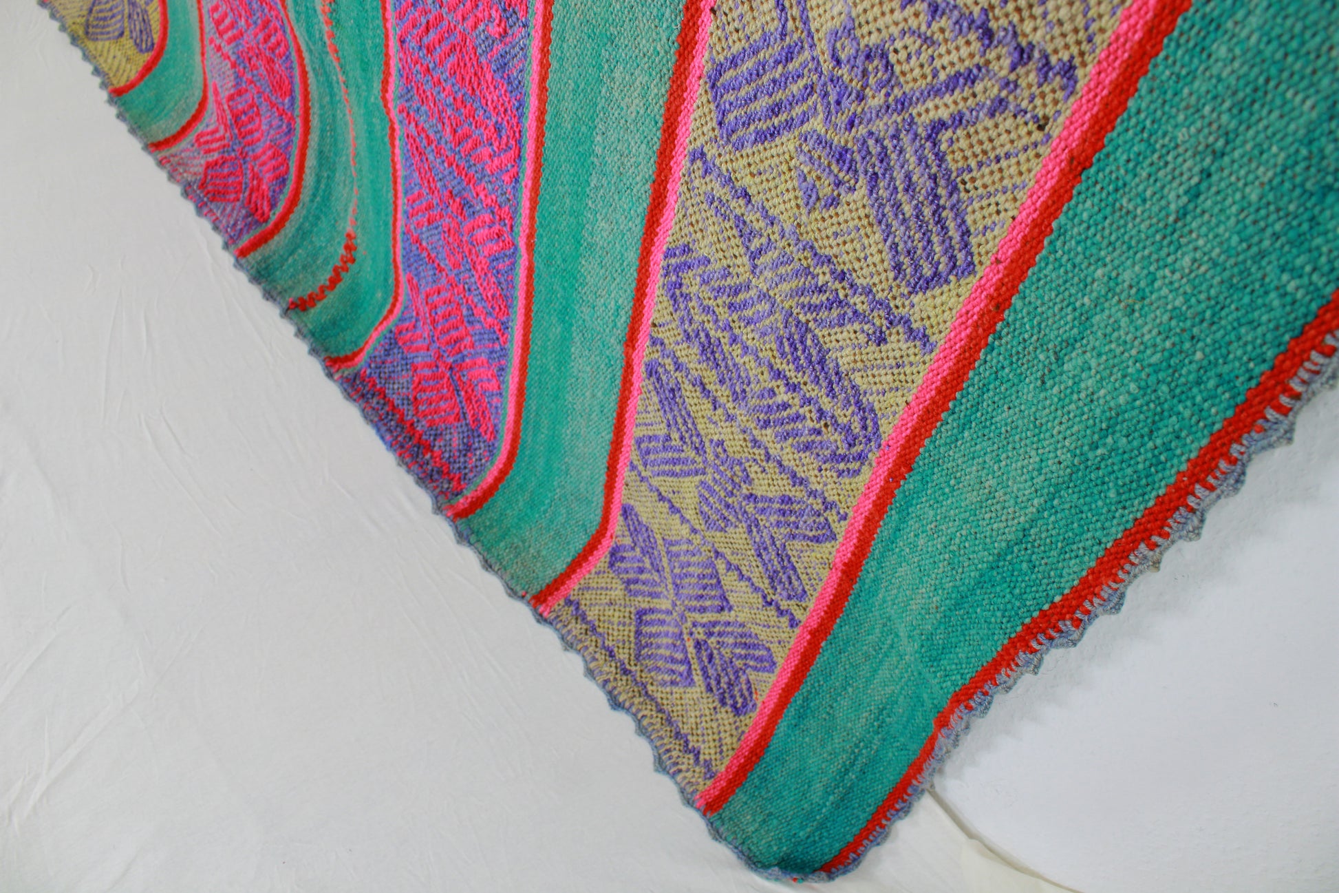 Handgefertigter Frazada-Teppich aus Peru – farbenfroh, traditionell und ideal für Balkon, Terrasse oder gemütliche Wohnräume. Dieser bunte Teppich bringt peruanisches Kunsthandwerk und Wärme in dein Zuhause und setzt lebendige Akzente im Boho- oder Ethno-Stil für drinnen und draußen.