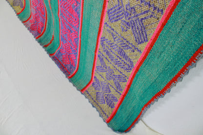 Handgefertigter Frazada-Teppich aus Peru – farbenfroh, traditionell und ideal für Balkon, Terrasse oder gemütliche Wohnräume. Dieser bunte Teppich bringt peruanisches Kunsthandwerk und Wärme in dein Zuhause und setzt lebendige Akzente im Boho- oder Ethno-Stil für drinnen und draußen.