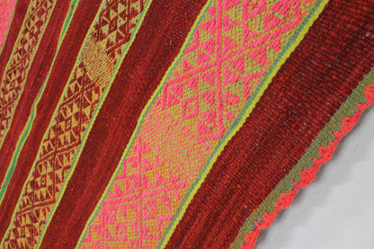 Handgefertigter Frazada-Teppich aus Peru – farbenfroh, traditionell und ideal für Balkon, Terrasse oder gemütliche Wohnräume. Dieser bunte Teppich bringt peruanisches Kunsthandwerk und Wärme in dein Zuhause und setzt lebendige Akzente im Boho- oder Ethno-Stil für drinnen und draußen.