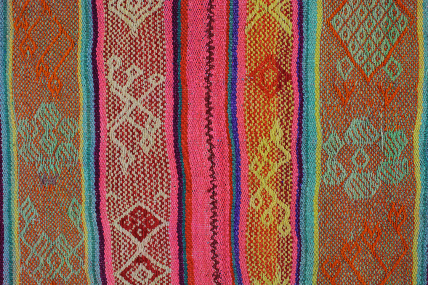 Handgefertigter Frazada-Teppich aus Peru – farbenfroh, traditionell und ideal für Balkon, Terrasse oder gemütliche Wohnräume. Dieser bunte Teppich bringt peruanisches Kunsthandwerk und Wärme in dein Zuhause und setzt lebendige Akzente im Boho- oder Ethno-Stil für drinnen und draußen.