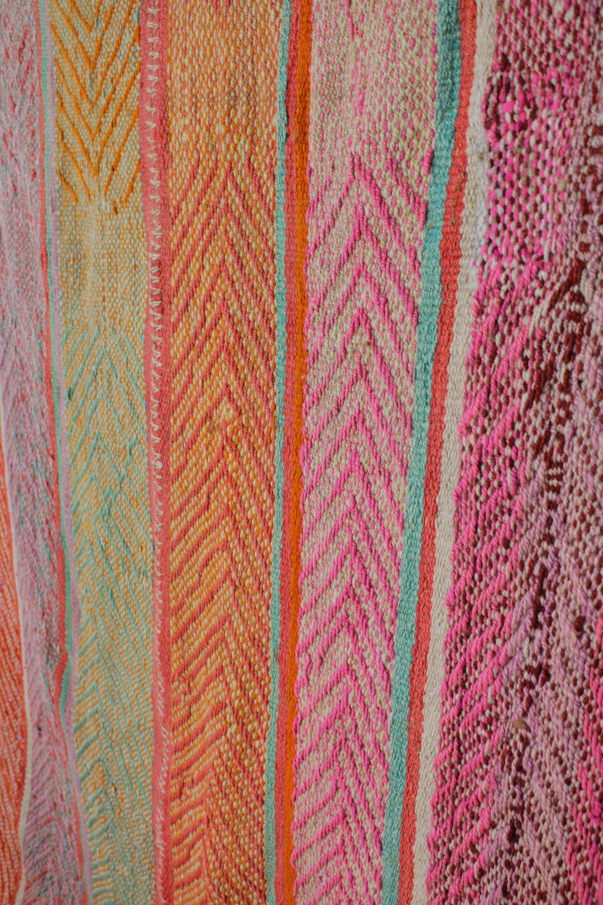 Handgefertigter Frazada-Teppich aus Peru – farbenfroh, traditionell und ideal für Balkon, Terrasse oder gemütliche Wohnräume. Dieser bunte Teppich bringt peruanisches Kunsthandwerk und Wärme in dein Zuhause und setzt lebendige Akzente im Boho- oder Ethno-Stil für drinnen und draußen.