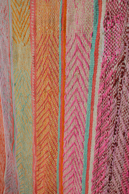 Handgefertigter Frazada-Teppich aus Peru – farbenfroh, traditionell und ideal für Balkon, Terrasse oder gemütliche Wohnräume. Dieser bunte Teppich bringt peruanisches Kunsthandwerk und Wärme in dein Zuhause und setzt lebendige Akzente im Boho- oder Ethno-Stil für drinnen und draußen.
