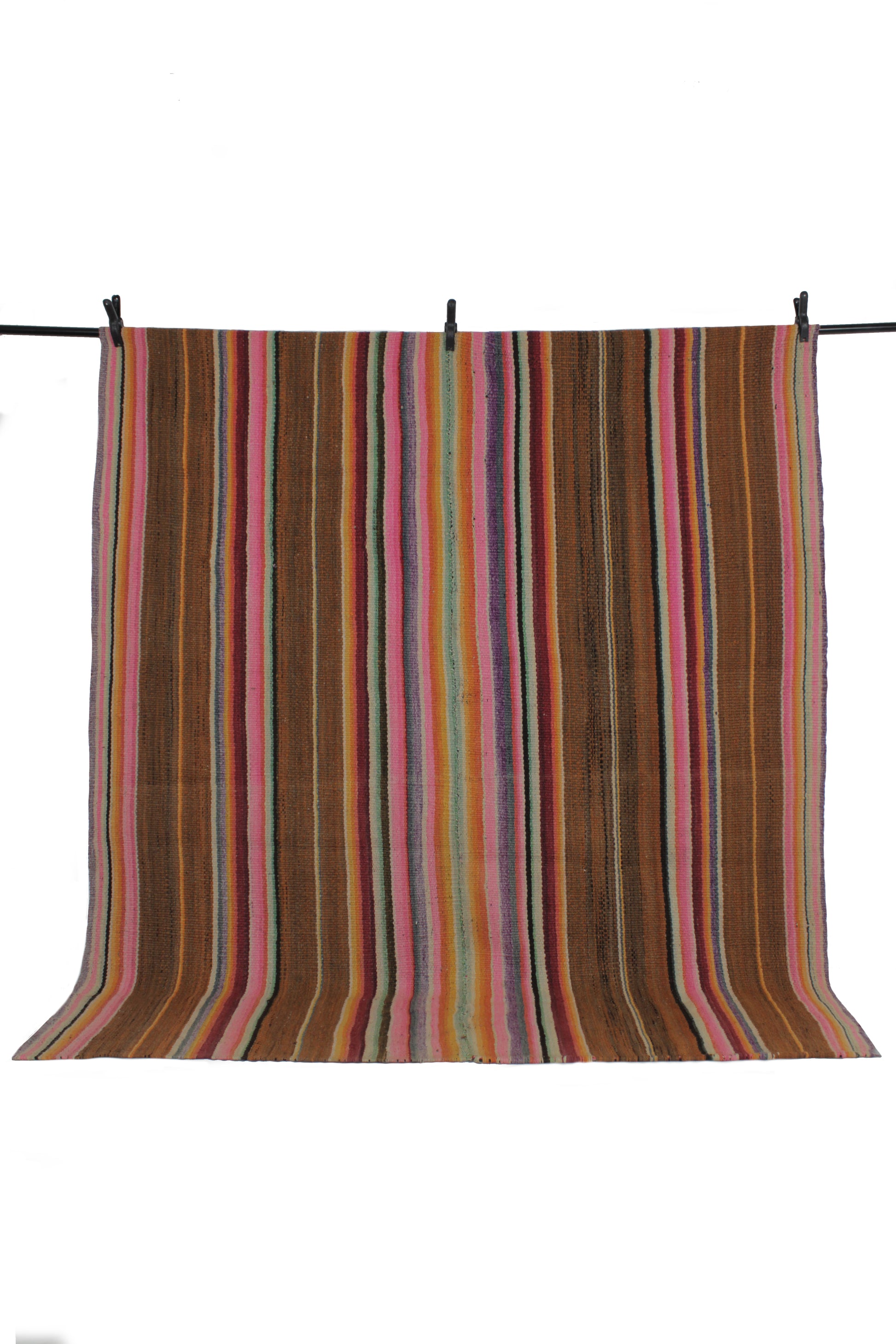 Handgefertigter Frazada-Teppich aus Peru – farbenfroh, traditionell und ideal für Balkon, Terrasse oder gemütliche Wohnräume. Dieser bunte Teppich bringt peruanisches Kunsthandwerk und Wärme in dein Zuhause und setzt lebendige Akzente im Boho- oder Ethno-Stil für drinnen und draußen.
