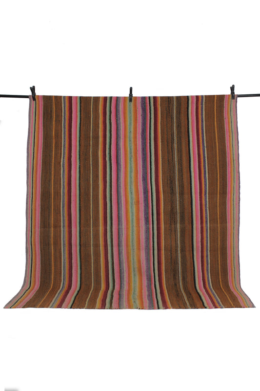 Handgefertigter Frazada-Teppich aus Peru – farbenfroh, traditionell und ideal für Balkon, Terrasse oder gemütliche Wohnräume. Dieser bunte Teppich bringt peruanisches Kunsthandwerk und Wärme in dein Zuhause und setzt lebendige Akzente im Boho- oder Ethno-Stil für drinnen und draußen.