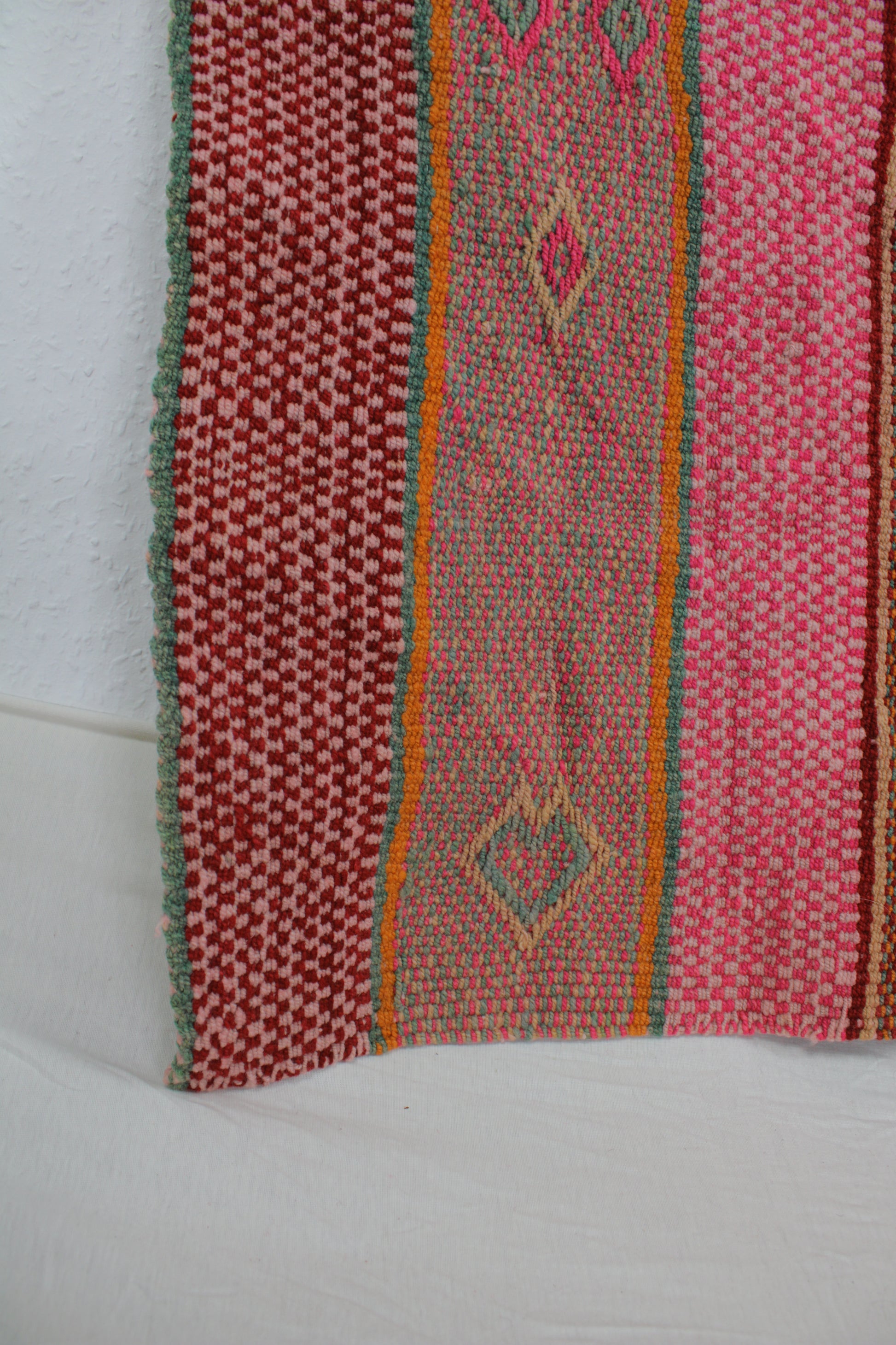 Handgefertigter Frazada-Teppich aus Peru – farbenfroh, traditionell und ideal für Balkon, Terrasse oder gemütliche Wohnräume. Dieser bunte Teppich bringt peruanisches Kunsthandwerk und Wärme in dein Zuhause und setzt lebendige Akzente im Boho- oder Ethno-Stil für drinnen und draußen.