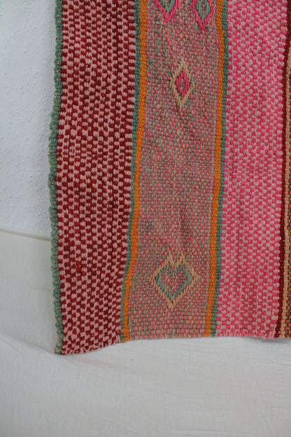 Handgefertigter Frazada-Teppich aus Peru – farbenfroh, traditionell und ideal für Balkon, Terrasse oder gemütliche Wohnräume. Dieser bunte Teppich bringt peruanisches Kunsthandwerk und Wärme in dein Zuhause und setzt lebendige Akzente im Boho- oder Ethno-Stil für drinnen und draußen.