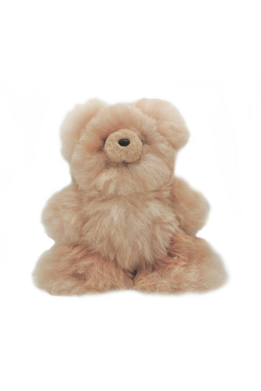 Dieses niedliche, flauschige Alpaka-Spielzeug wird von Hand aus echtem, ethisch gewonnenem Alpakafell gefertigt. Es ist besonders weich, leicht und hypoallergen – perfekt als Geschenk für Alpaka-Fans, Kinder oder Sammler. Jedes Stück ist ein Unikat mit natürlicher Farbgebung. Nachhaltig hergestellt in den Anden – zum Kuscheln oder als stilvolle Deko!