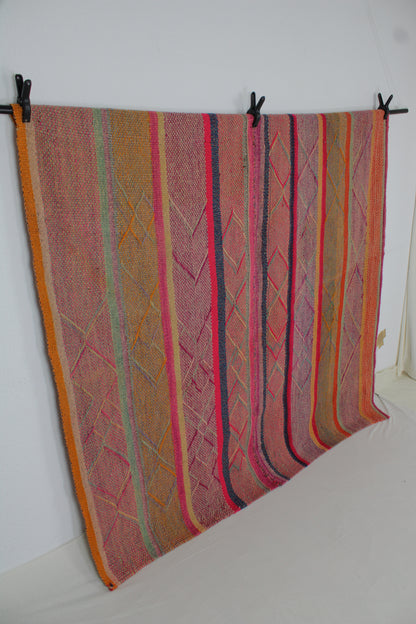 Handgefertigter Frazada-Teppich aus Peru – farbenfroh, traditionell und ideal für Balkon, Terrasse oder gemütliche Wohnräume. Dieser bunte Teppich bringt peruanisches Kunsthandwerk und Wärme in dein Zuhause und setzt lebendige Akzente im Boho- oder Ethno-Stil für drinnen und draußen.