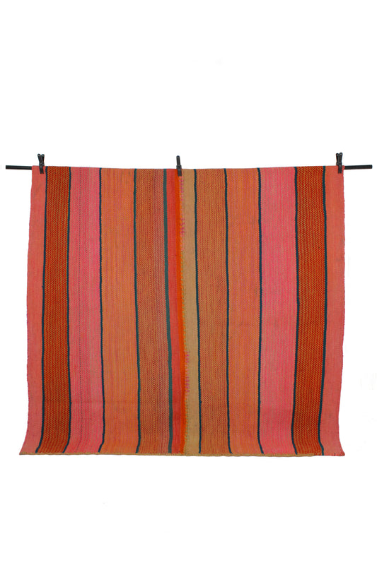 Handgefertigter Frazada-Teppich aus Peru – farbenfroh, traditionell und ideal für Balkon, Terrasse oder gemütliche Wohnräume. Dieser bunte Teppich bringt peruanisches Kunsthandwerk und Wärme in dein Zuhause und setzt lebendige Akzente im Boho- oder Ethno-Stil für drinnen und draußen.