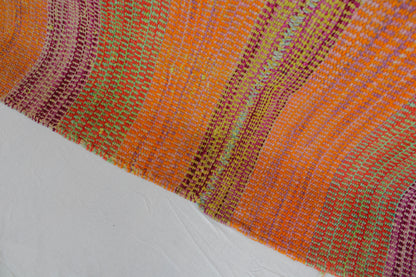 Handgefertigter Frazada-Teppich aus Peru – farbenfroh, traditionell und ideal für Balkon, Terrasse oder gemütliche Wohnräume. Dieser bunte Teppich bringt peruanisches Kunsthandwerk und Wärme in dein Zuhause und setzt lebendige Akzente im Boho- oder Ethno-Stil für drinnen und draußen.
