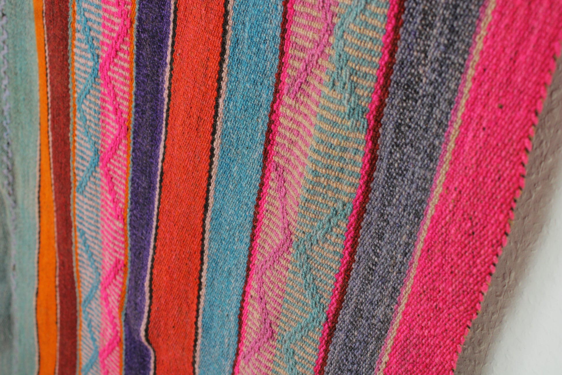 Handgefertigter Frazada-Teppich aus Peru – farbenfroh, traditionell und ideal für Balkon, Terrasse oder gemütliche Wohnräume. Dieser bunte Teppich bringt peruanisches Kunsthandwerk und Wärme in dein Zuhause und setzt lebendige Akzente im Boho- oder Ethno-Stil für drinnen und draußen.