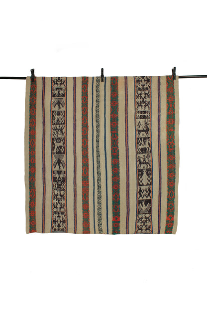 Handgefertigter Frazada-Teppich aus Peru – farbenfroh, traditionell und ideal für Balkon, Terrasse oder gemütliche Wohnräume. Dieser bunte Teppich bringt peruanisches Kunsthandwerk und Wärme in dein Zuhause und setzt lebendige Akzente im Boho- oder Ethno-Stil für drinnen und draußen.