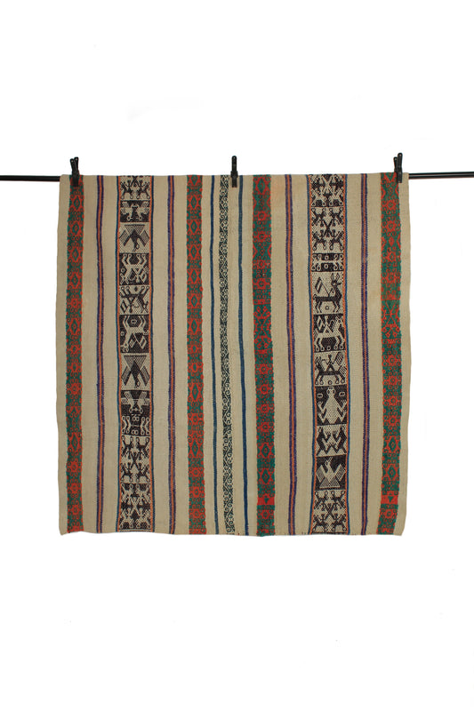 Handgefertigter Frazada-Teppich aus Peru – farbenfroh, traditionell und ideal für Balkon, Terrasse oder gemütliche Wohnräume. Dieser bunte Teppich bringt peruanisches Kunsthandwerk und Wärme in dein Zuhause und setzt lebendige Akzente im Boho- oder Ethno-Stil für drinnen und draußen.