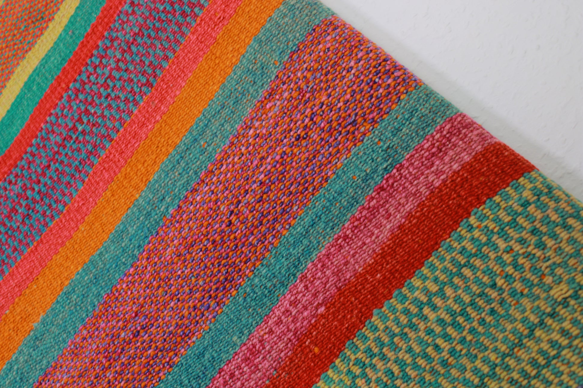 Handgefertigter Frazada-Teppich aus Peru – farbenfroh, traditionell und ideal für Balkon, Terrasse oder gemütliche Wohnräume. Dieser bunte Teppich bringt peruanisches Kunsthandwerk und Wärme in dein Zuhause und setzt lebendige Akzente im Boho- oder Ethno-Stil für drinnen und draußen.