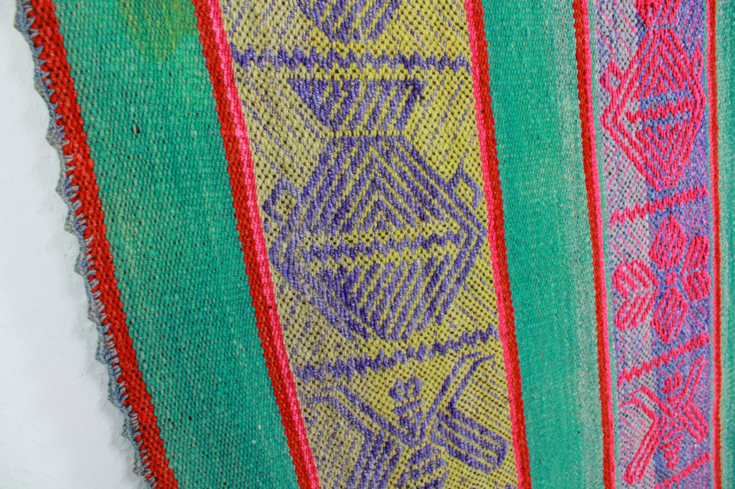 Handgefertigter Frazada-Teppich aus Peru – farbenfroh, traditionell und ideal für Balkon, Terrasse oder gemütliche Wohnräume. Dieser bunte Teppich bringt peruanisches Kunsthandwerk und Wärme in dein Zuhause und setzt lebendige Akzente im Boho- oder Ethno-Stil für drinnen und draußen.