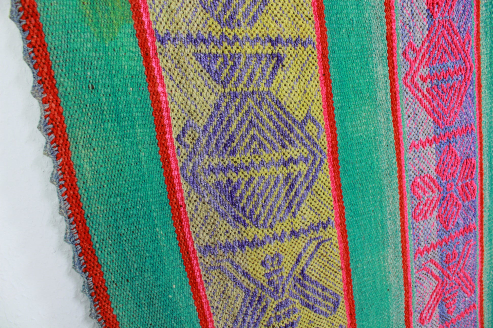 Handgefertigter Frazada-Teppich aus Peru – farbenfroh, traditionell und ideal für Balkon, Terrasse oder gemütliche Wohnräume. Dieser bunte Teppich bringt peruanisches Kunsthandwerk und Wärme in dein Zuhause und setzt lebendige Akzente im Boho- oder Ethno-Stil für drinnen und draußen.