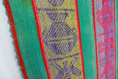 Handgefertigter Frazada-Teppich aus Peru – farbenfroh, traditionell und ideal für Balkon, Terrasse oder gemütliche Wohnräume. Dieser bunte Teppich bringt peruanisches Kunsthandwerk und Wärme in dein Zuhause und setzt lebendige Akzente im Boho- oder Ethno-Stil für drinnen und draußen.