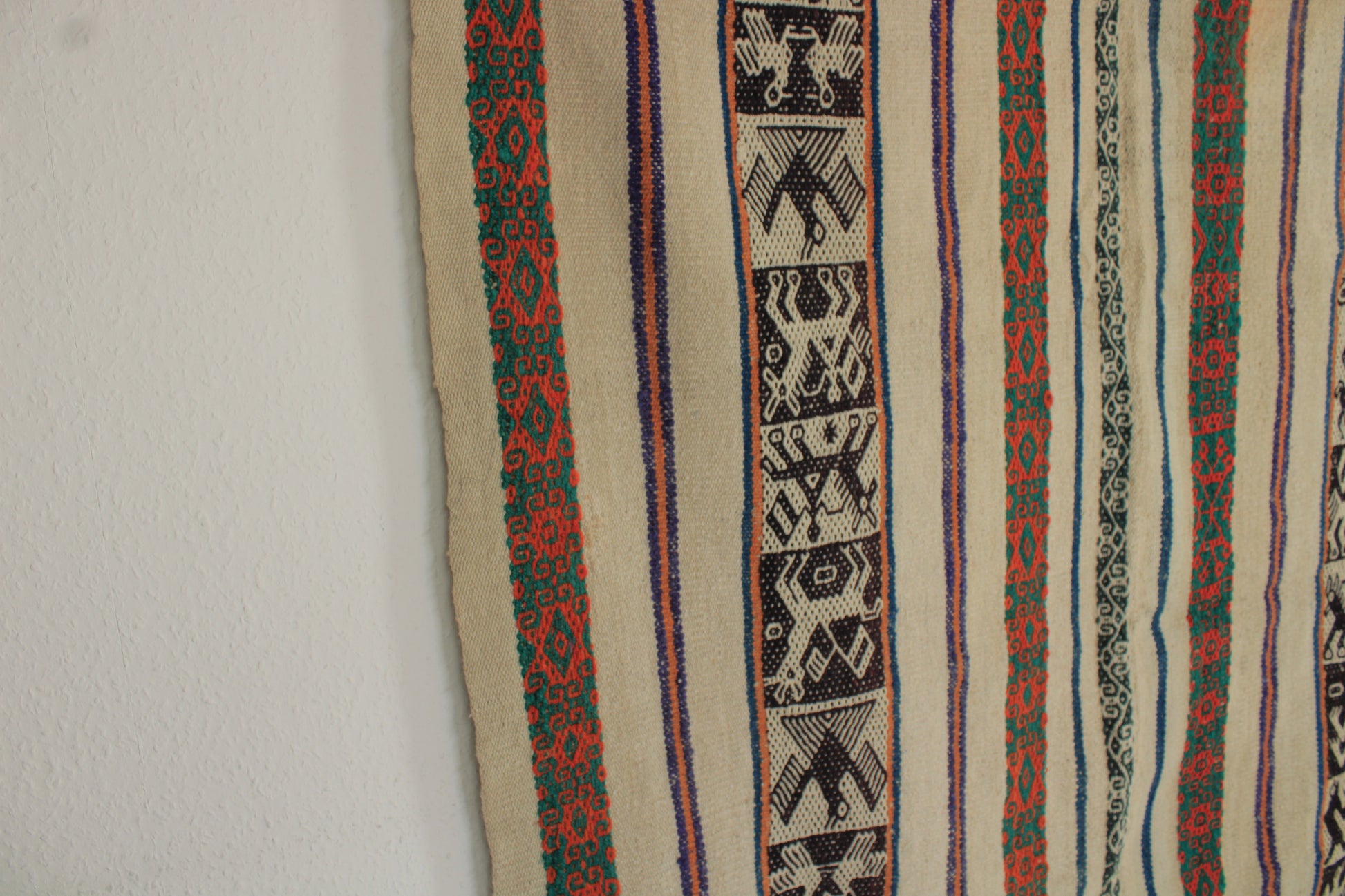 Handgefertigter Frazada-Teppich aus Peru – farbenfroh, traditionell und ideal für Balkon, Terrasse oder gemütliche Wohnräume. Dieser bunte Teppich bringt peruanisches Kunsthandwerk und Wärme in dein Zuhause und setzt lebendige Akzente im Boho- oder Ethno-Stil für drinnen und draußen.
