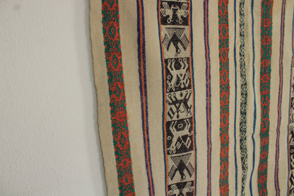 Handgefertigter Frazada-Teppich aus Peru – farbenfroh, traditionell und ideal für Balkon, Terrasse oder gemütliche Wohnräume. Dieser bunte Teppich bringt peruanisches Kunsthandwerk und Wärme in dein Zuhause und setzt lebendige Akzente im Boho- oder Ethno-Stil für drinnen und draußen.
