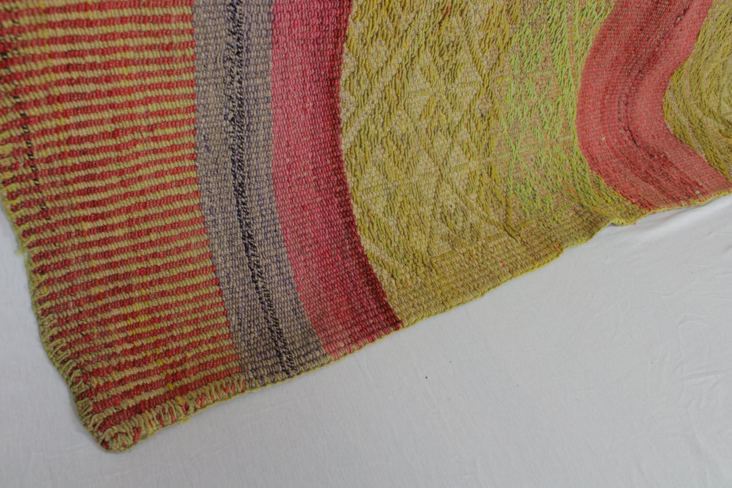 Handgefertigter Frazada-Teppich aus Peru – farbenfroh, traditionell und ideal für Balkon, Terrasse oder gemütliche Wohnräume. Dieser bunte Teppich bringt peruanisches Kunsthandwerk und Wärme in dein Zuhause und setzt lebendige Akzente im Boho- oder Ethno-Stil für drinnen und draußen.