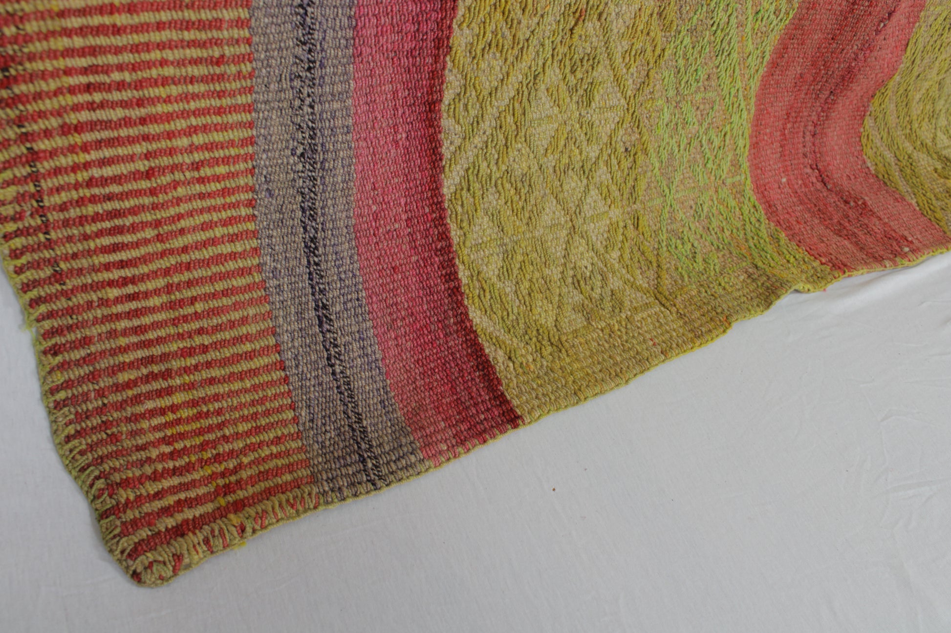 Handgefertigter Frazada-Teppich aus Peru – farbenfroh, traditionell und ideal für Balkon, Terrasse oder gemütliche Wohnräume. Dieser bunte Teppich bringt peruanisches Kunsthandwerk und Wärme in dein Zuhause und setzt lebendige Akzente im Boho- oder Ethno-Stil für drinnen und draußen.