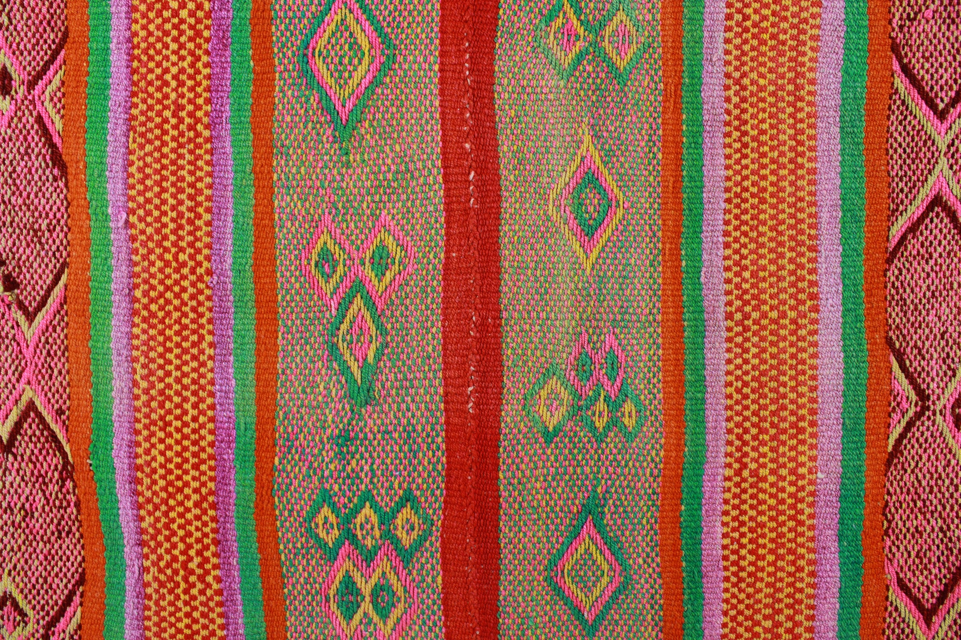 Handgefertigter Frazada-Teppich aus Peru – farbenfroh, traditionell und ideal für Balkon, Terrasse oder gemütliche Wohnräume. Dieser bunte Teppich bringt peruanisches Kunsthandwerk und Wärme in dein Zuhause und setzt lebendige Akzente im Boho- oder Ethno-Stil für drinnen und draußen.