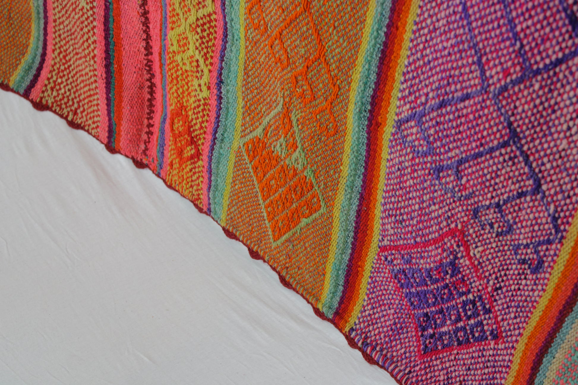 Handgefertigter Frazada-Teppich aus Peru – farbenfroh, traditionell und ideal für Balkon, Terrasse oder gemütliche Wohnräume. Dieser bunte Teppich bringt peruanisches Kunsthandwerk und Wärme in dein Zuhause und setzt lebendige Akzente im Boho- oder Ethno-Stil für drinnen und draußen.