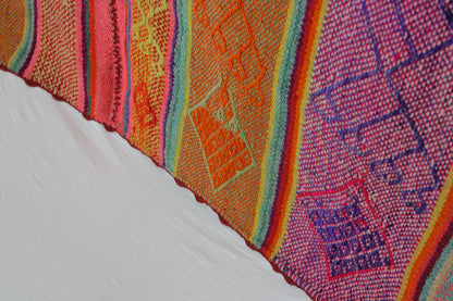 Handgefertigter Frazada-Teppich aus Peru – farbenfroh, traditionell und ideal für Balkon, Terrasse oder gemütliche Wohnräume. Dieser bunte Teppich bringt peruanisches Kunsthandwerk und Wärme in dein Zuhause und setzt lebendige Akzente im Boho- oder Ethno-Stil für drinnen und draußen.