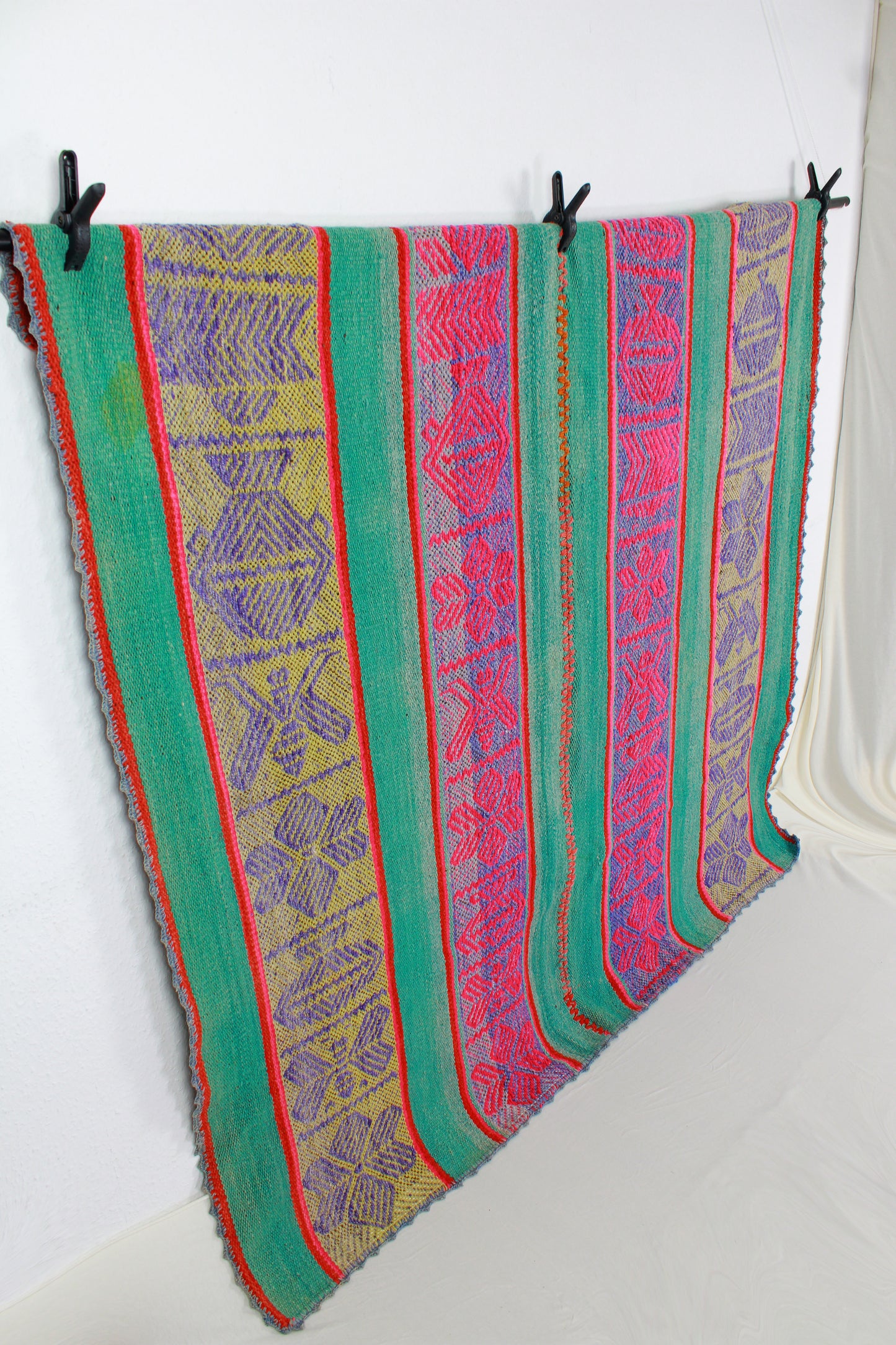 Handgefertigter Frazada-Teppich aus Peru – farbenfroh, traditionell und ideal für Balkon, Terrasse oder gemütliche Wohnräume. Dieser bunte Teppich bringt peruanisches Kunsthandwerk und Wärme in dein Zuhause und setzt lebendige Akzente im Boho- oder Ethno-Stil für drinnen und draußen.