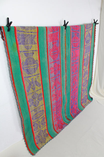 Handgefertigter Frazada-Teppich aus Peru – farbenfroh, traditionell und ideal für Balkon, Terrasse oder gemütliche Wohnräume. Dieser bunte Teppich bringt peruanisches Kunsthandwerk und Wärme in dein Zuhause und setzt lebendige Akzente im Boho- oder Ethno-Stil für drinnen und draußen.