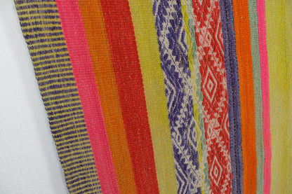 Handgefertigter Frazada-Teppich aus Peru – farbenfroh, traditionell und ideal für Balkon, Terrasse oder gemütliche Wohnräume. Dieser bunte Teppich bringt peruanisches Kunsthandwerk und Wärme in dein Zuhause und setzt lebendige Akzente im Boho- oder Ethno-Stil für drinnen und draußen.