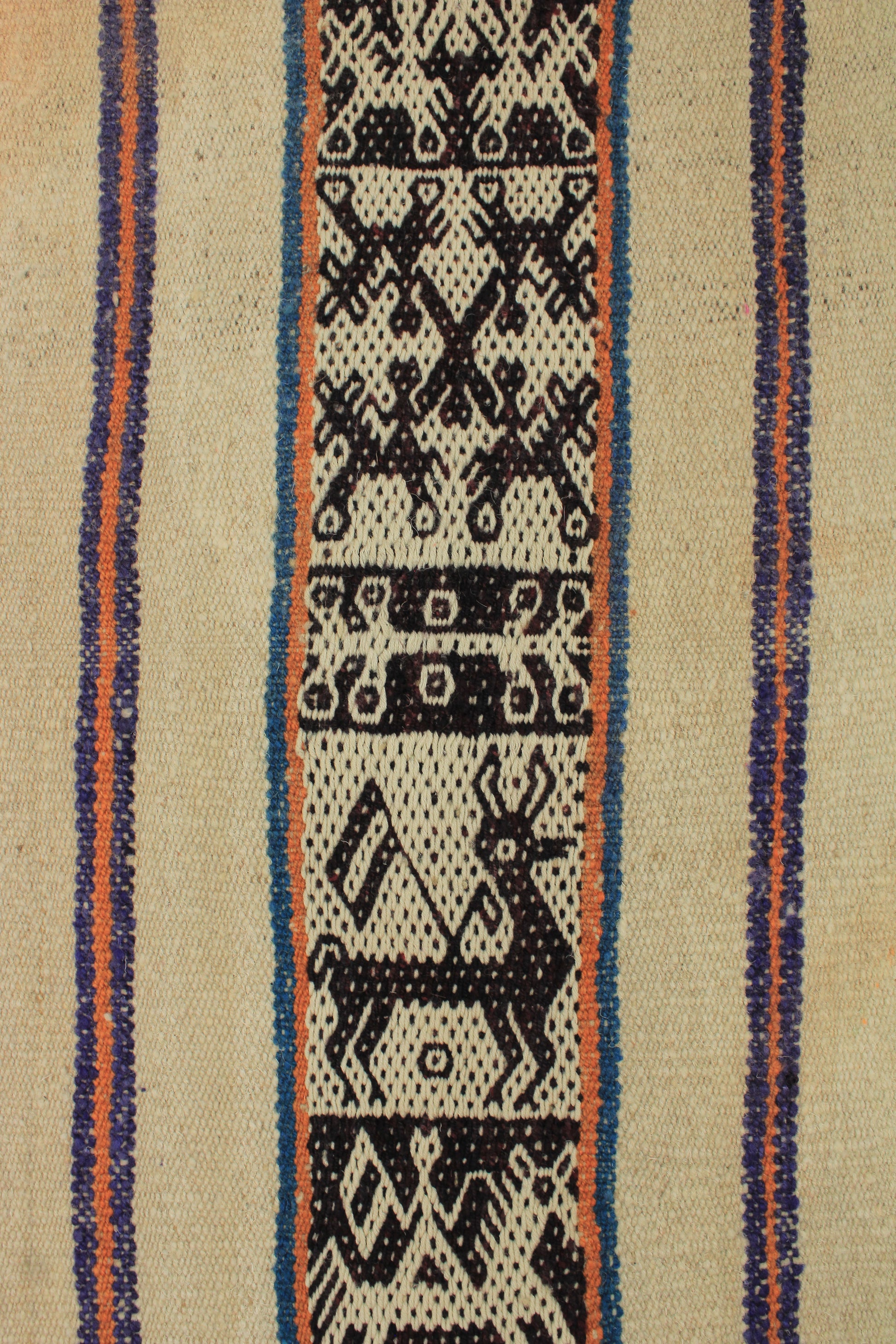 Handgefertigter Frazada-Teppich aus Peru – farbenfroh, traditionell und ideal für Balkon, Terrasse oder gemütliche Wohnräume. Dieser bunte Teppich bringt peruanisches Kunsthandwerk und Wärme in dein Zuhause und setzt lebendige Akzente im Boho- oder Ethno-Stil für drinnen und draußen.