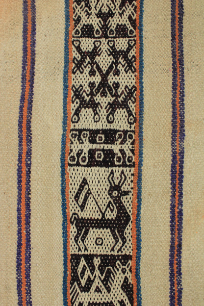 Handgefertigter Frazada-Teppich aus Peru – farbenfroh, traditionell und ideal für Balkon, Terrasse oder gemütliche Wohnräume. Dieser bunte Teppich bringt peruanisches Kunsthandwerk und Wärme in dein Zuhause und setzt lebendige Akzente im Boho- oder Ethno-Stil für drinnen und draußen.