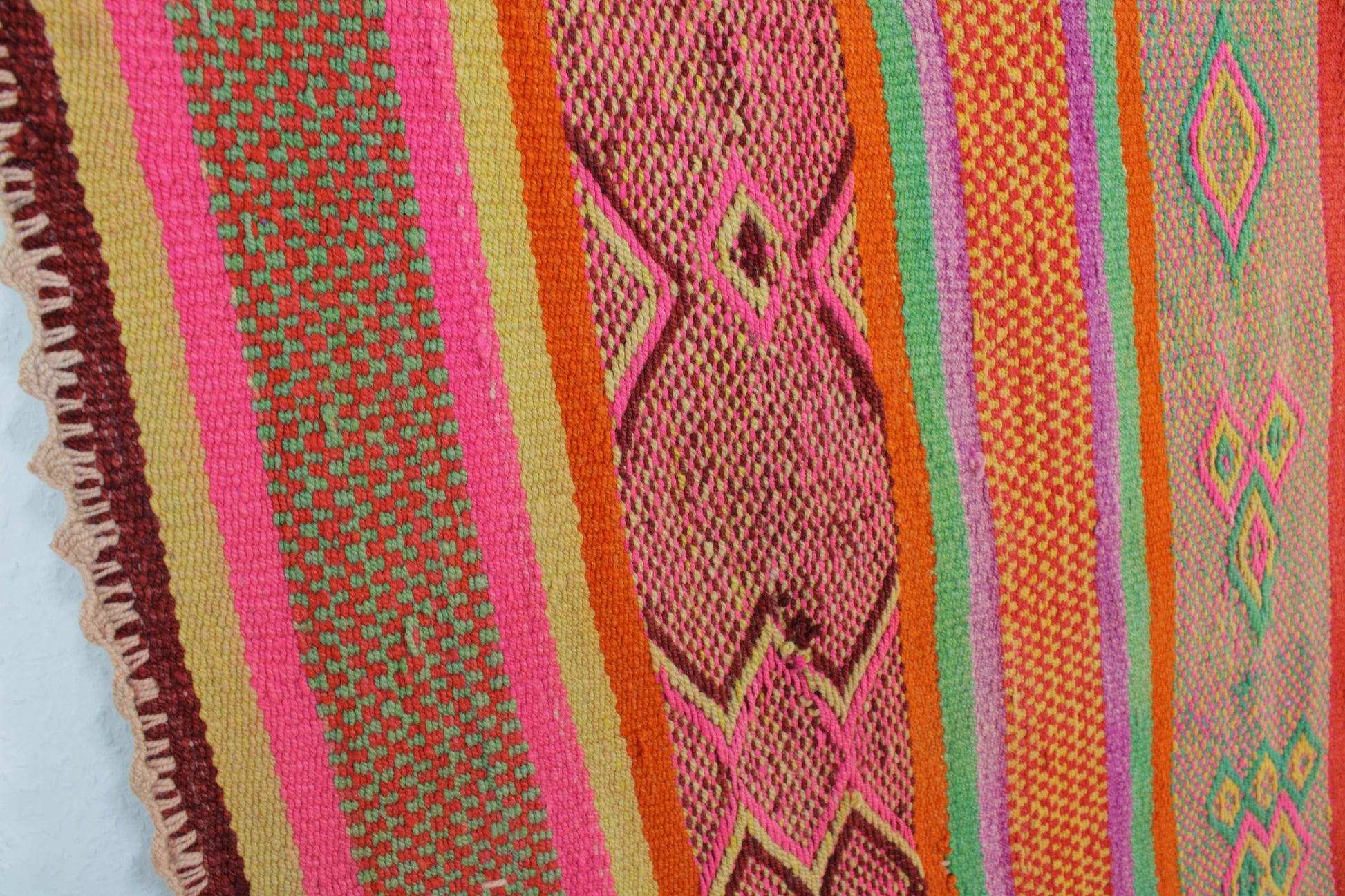 Handgefertigter Frazada-Teppich aus Peru – farbenfroh, traditionell und ideal für Balkon, Terrasse oder gemütliche Wohnräume. Dieser bunte Teppich bringt peruanisches Kunsthandwerk und Wärme in dein Zuhause und setzt lebendige Akzente im Boho- oder Ethno-Stil für drinnen und draußen.