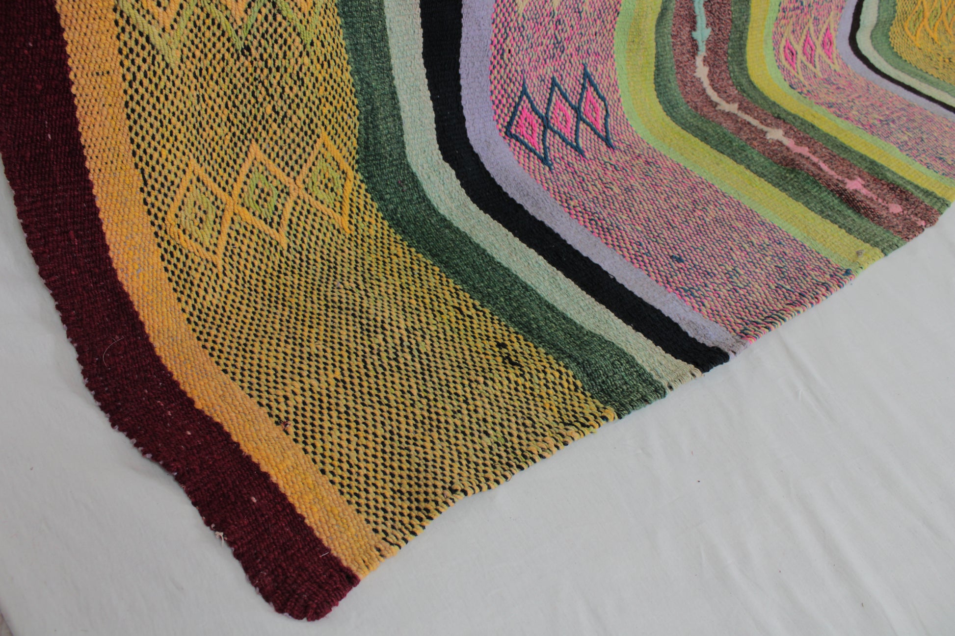 Handgefertigter Frazada-Teppich aus Peru – farbenfroh, traditionell und ideal für Balkon, Terrasse oder gemütliche Wohnräume. Dieser bunte Teppich bringt peruanisches Kunsthandwerk und Wärme in dein Zuhause und setzt lebendige Akzente im Boho- oder Ethno-Stil für drinnen und draußen.