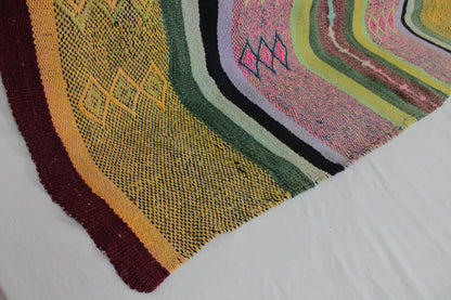 Handgefertigter Frazada-Teppich aus Peru – farbenfroh, traditionell und ideal für Balkon, Terrasse oder gemütliche Wohnräume. Dieser bunte Teppich bringt peruanisches Kunsthandwerk und Wärme in dein Zuhause und setzt lebendige Akzente im Boho- oder Ethno-Stil für drinnen und draußen.