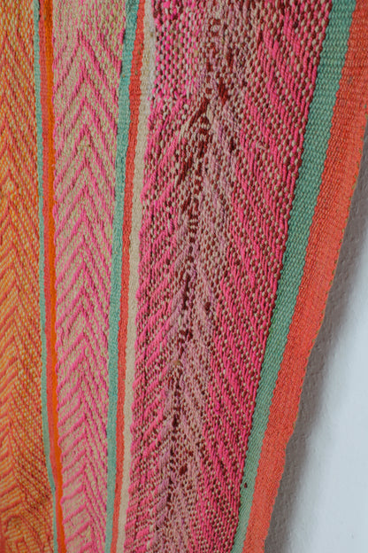 Handgefertigter Frazada-Teppich aus Peru – farbenfroh, traditionell und ideal für Balkon, Terrasse oder gemütliche Wohnräume. Dieser bunte Teppich bringt peruanisches Kunsthandwerk und Wärme in dein Zuhause und setzt lebendige Akzente im Boho- oder Ethno-Stil für drinnen und draußen.