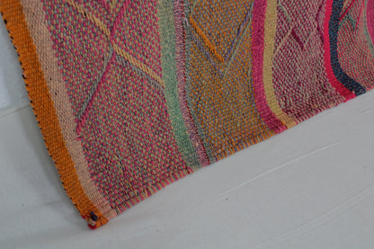 Handgefertigter Frazada-Teppich aus Peru – farbenfroh, traditionell und ideal für Balkon, Terrasse oder gemütliche Wohnräume. Dieser bunte Teppich bringt peruanisches Kunsthandwerk und Wärme in dein Zuhause und setzt lebendige Akzente im Boho- oder Ethno-Stil für drinnen und draußen.