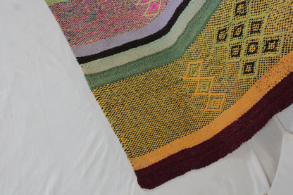 Handgefertigter Frazada-Teppich aus Peru – farbenfroh, traditionell und ideal für Balkon, Terrasse oder gemütliche Wohnräume. Dieser bunte Teppich bringt peruanisches Kunsthandwerk und Wärme in dein Zuhause und setzt lebendige Akzente im Boho- oder Ethno-Stil für drinnen und draußen.