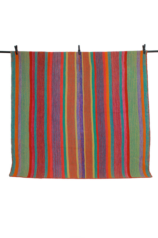 Handgefertigter Frazada-Teppich aus Peru – farbenfroh, traditionell und ideal für Balkon, Terrasse oder gemütliche Wohnräume. Dieser bunte Teppich bringt peruanisches Kunsthandwerk und Wärme in dein Zuhause und setzt lebendige Akzente im Boho- oder Ethno-Stil für drinnen und draußen.