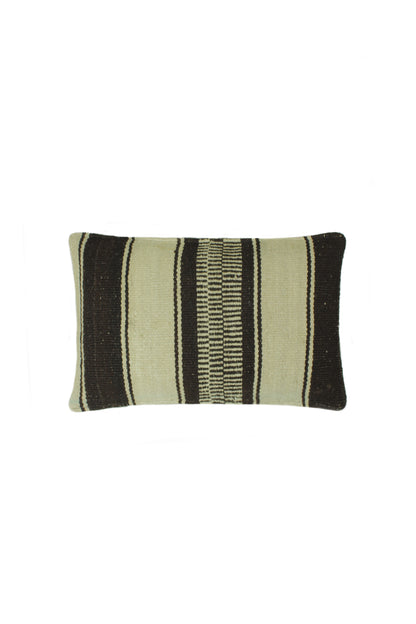 Farbenfroher, handgefertigter Frazada-Kissenbezug aus Peru – ein echtes Unikat für Balkon, Terrasse oder Wohnzimmer. Das Kissen besteht aus traditionell gewebter peruanischer Wolle und verleiht jedem Außen- oder Innenbereich einen lebendigen, stilvollen Akzent mit authentischem Ethno-Charme.