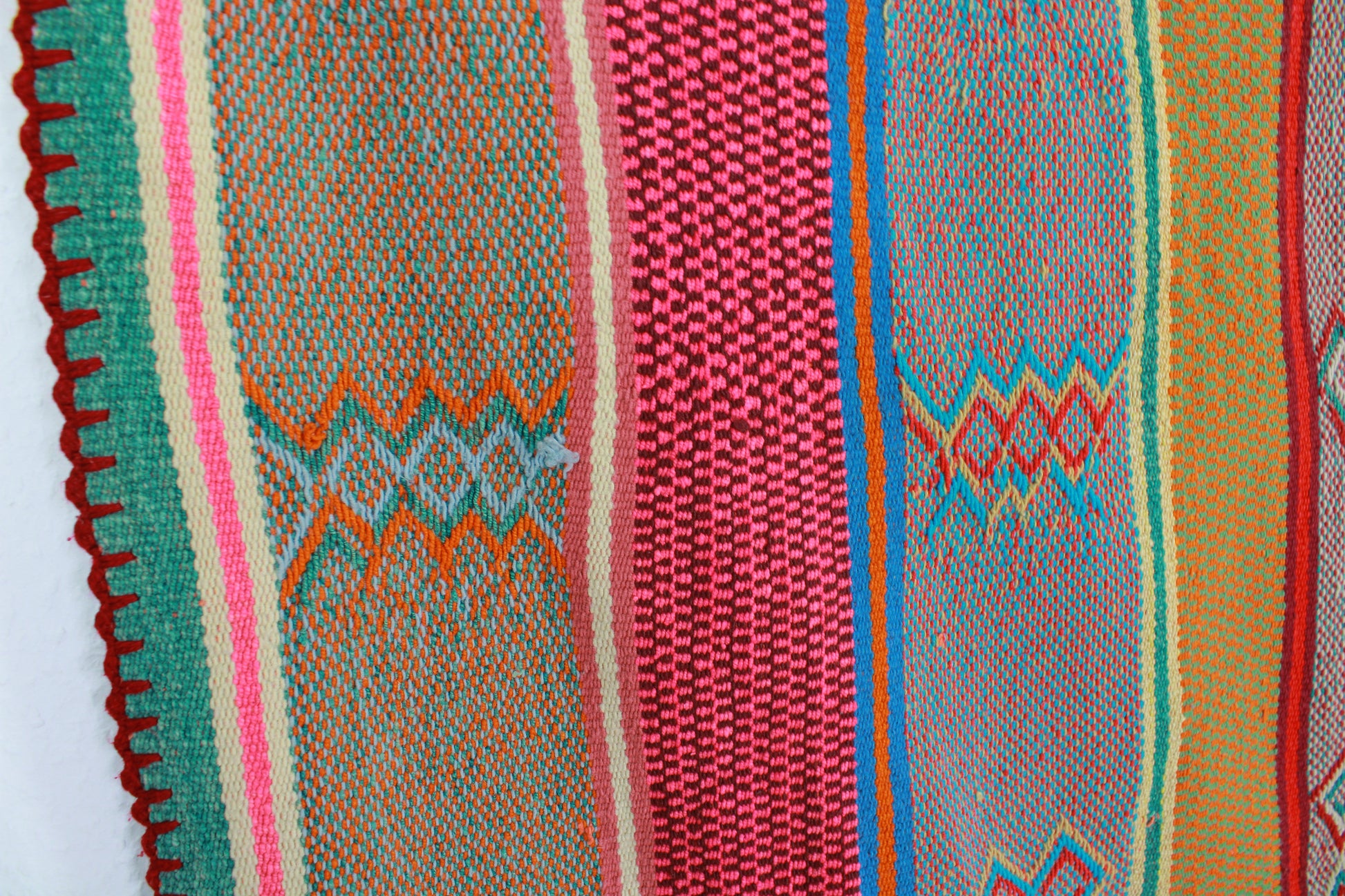 Handgefertigter Frazada-Teppich aus Peru – farbenfroh, traditionell und ideal für Balkon, Terrasse oder gemütliche Wohnräume. Dieser bunte Teppich bringt peruanisches Kunsthandwerk und Wärme in dein Zuhause und setzt lebendige Akzente im Boho- oder Ethno-Stil für drinnen und draußen.