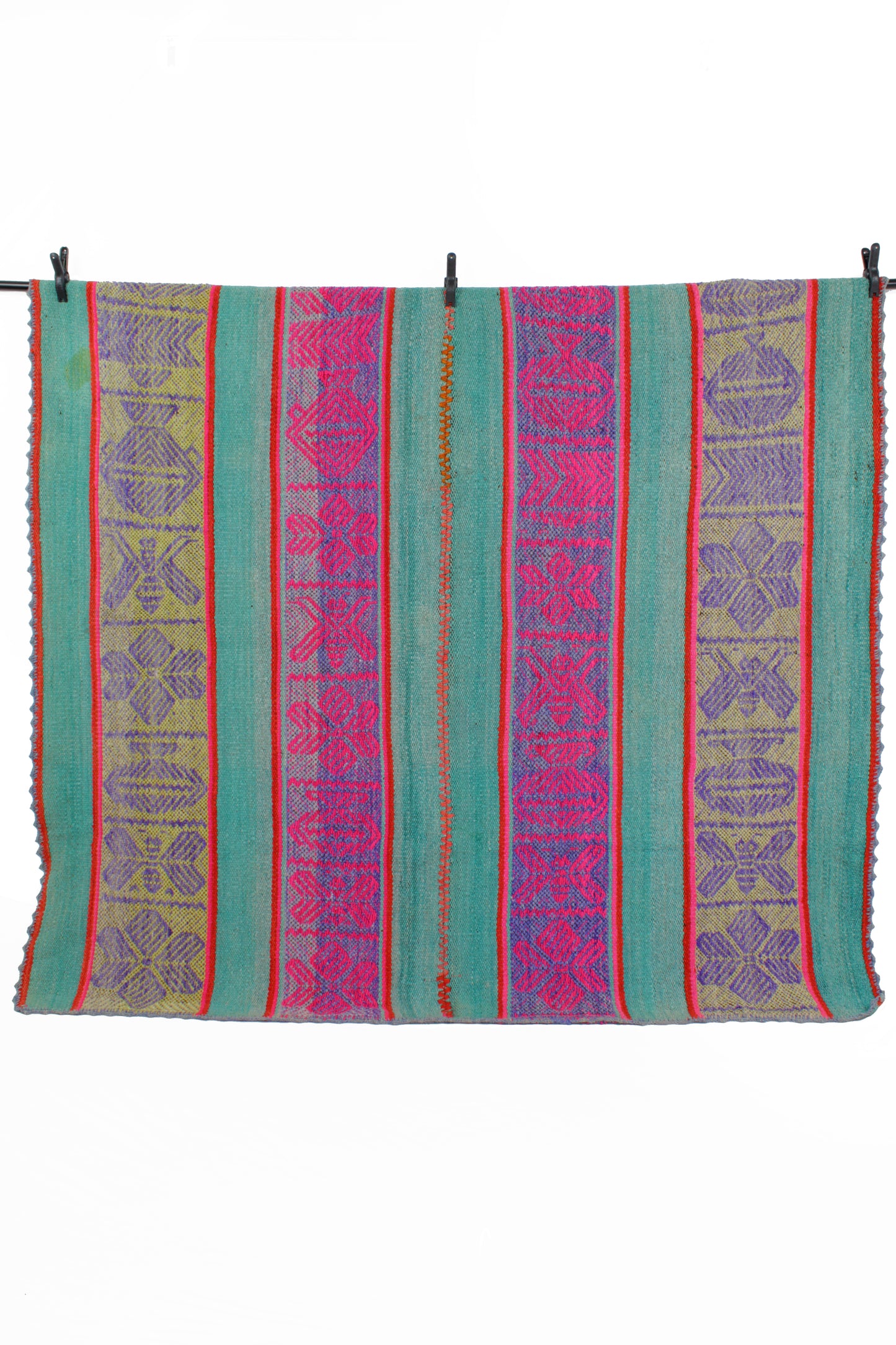Handgefertigter Frazada-Teppich aus Peru – farbenfroh, traditionell und ideal für Balkon, Terrasse oder gemütliche Wohnräume. Dieser bunte Teppich bringt peruanisches Kunsthandwerk und Wärme in dein Zuhause und setzt lebendige Akzente im Boho- oder Ethno-Stil für drinnen und draußen.